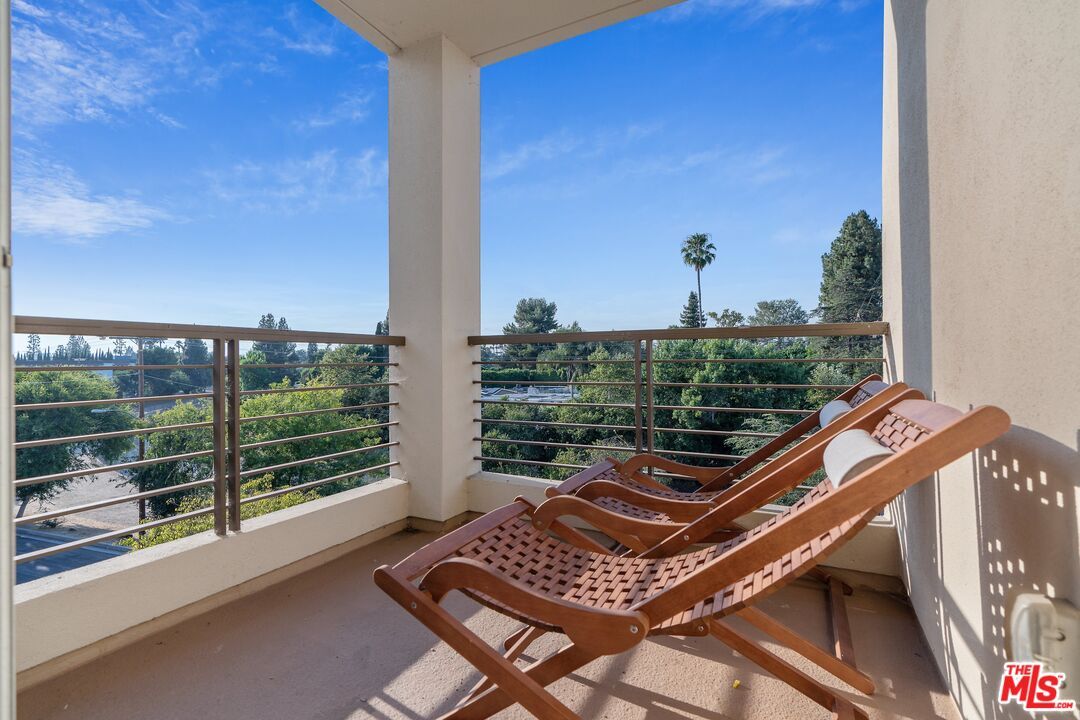 13004 Valleyheart Dr PH 4, Studio City, CA 91604 — sold by DMF Realty